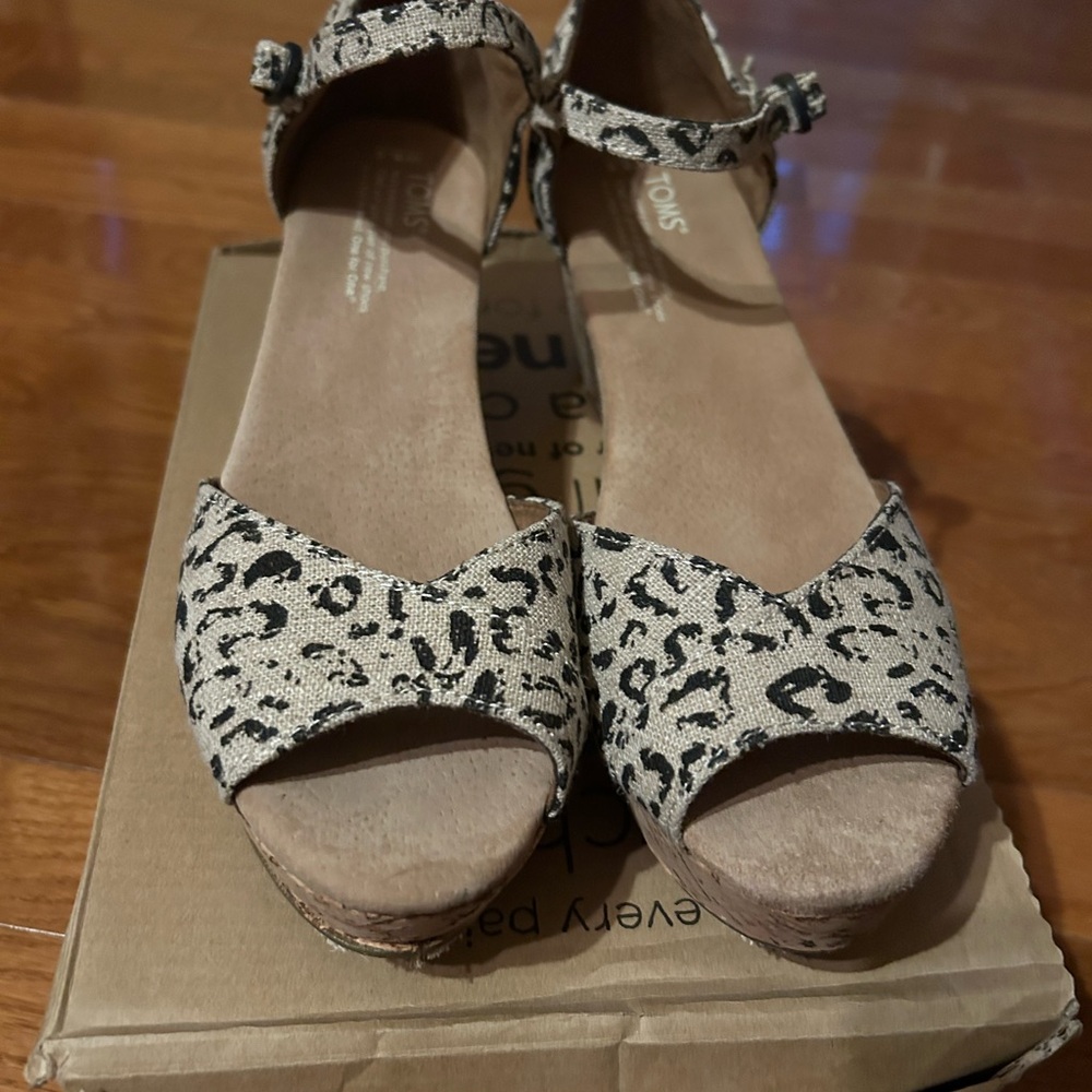 Toms Women’s Platform Wedges, Size 8 1/2 - Picture 2 of 5